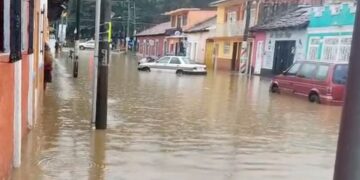 Una intensa tormenta azotó San Cristóbal de Las Casas dejando severos daños materiales, viviendas colapsadas y la trágica muerte de un hombre por ahogamiento.