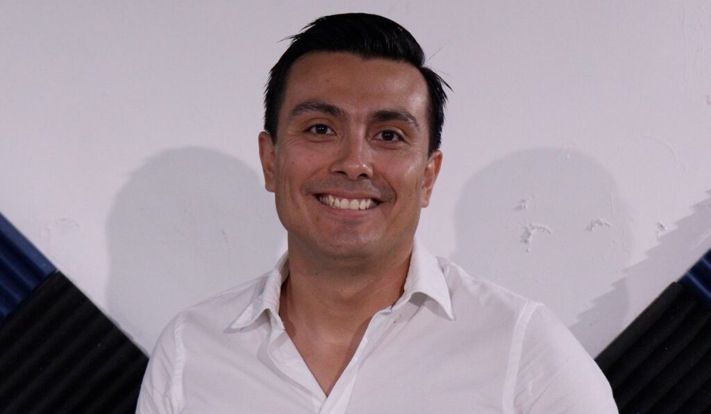 En el viejo sistema, si pasaban cosas buenas o malas nadie decía nada ni salía a dar la cara al pueblo para explicarle, afirmó el candidato a juez de Distrito en Materia de Amparo