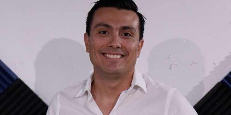 En el viejo sistema, si pasaban cosas buenas o malas nadie decía nada ni salía a dar la cara al pueblo para explicarle, afirmó el candidato a juez de Distrito en Materia de Amparo