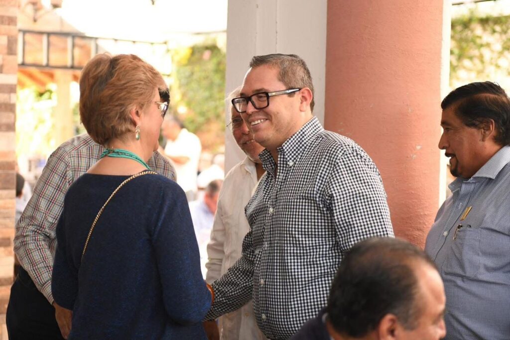 Docentes con 25 y 30 años de servicio recibieron reconocimientos en San Cristóbal.