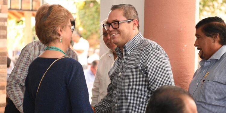 Docentes con 25 y 30 años de servicio recibieron reconocimientos en San Cristóbal.