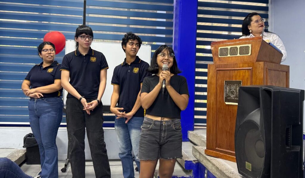 Estudiantes de la Escuela de Lenguas Tapachula recibieron diplomas por participar en proyectos interculturales que fortalecen competencias lingüísticas y ciudadanía global.