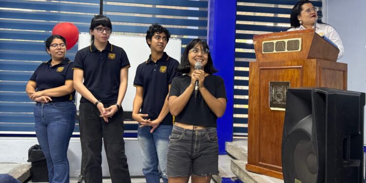 Estudiantes de la Escuela de Lenguas Tapachula recibieron diplomas por participar en proyectos interculturales que fortalecen competencias lingüísticas y ciudadanía global.