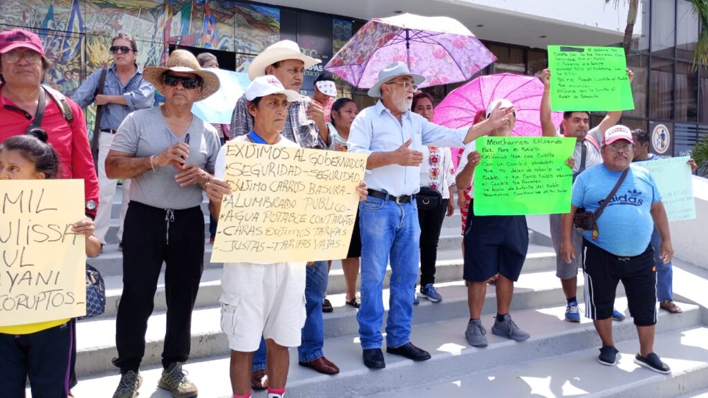 El presidente intentó frenar protesta del pasado domingo con promesas y publicidad.