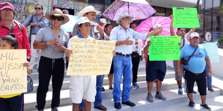 El presidente intentó frenar protesta del pasado domingo con promesas y publicidad.
