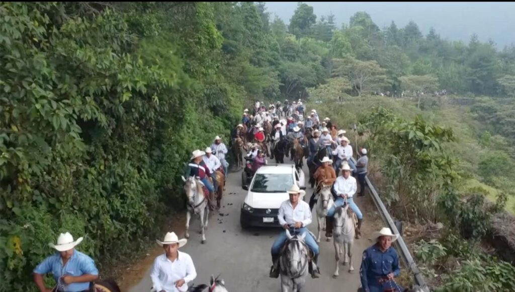 El presidente municipal encabezó el inicio de las festividades con cientos de jinetes.