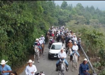 El presidente municipal encabezó el inicio de las festividades con cientos de jinetes.