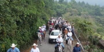 El presidente municipal encabezó el inicio de las festividades con cientos de jinetes.