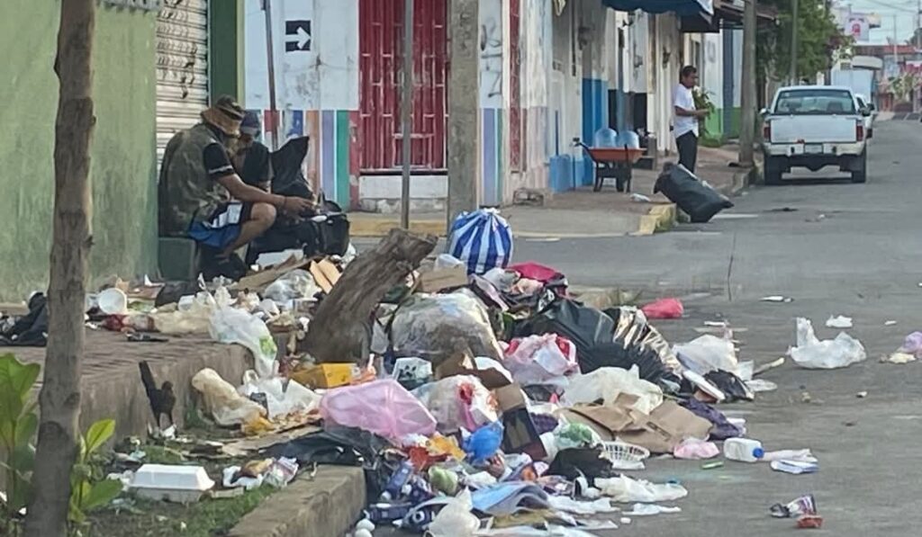 Pobladores denuncian deficiencias en el servicio de limpia; calles llenas de desechos afectan la imagen y salud pública.