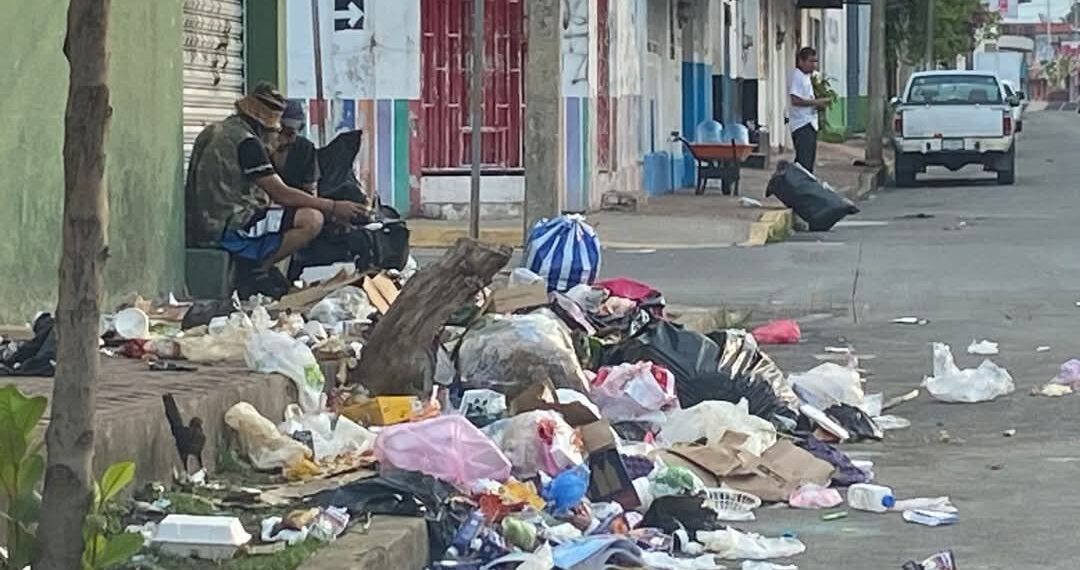Pobladores denuncian deficiencias en el servicio de limpia; calles llenas de desechos afectan la imagen y salud pública.