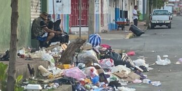 Pobladores denuncian deficiencias en el servicio de limpia; calles llenas de desechos afectan la imagen y salud pública.