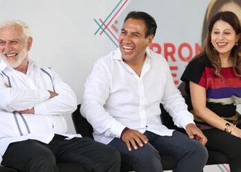 El gobernador Eduardo Ramírez formalizó la entrega de documentos de propiedad y anunció acciones contra violencia de género, obras y proyectos de infraestructura.