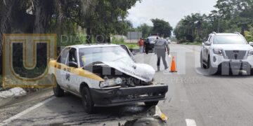 El conductor de un Tsuru quedó lesionado tras colisionar con un tortón que giró sin señalamiento.