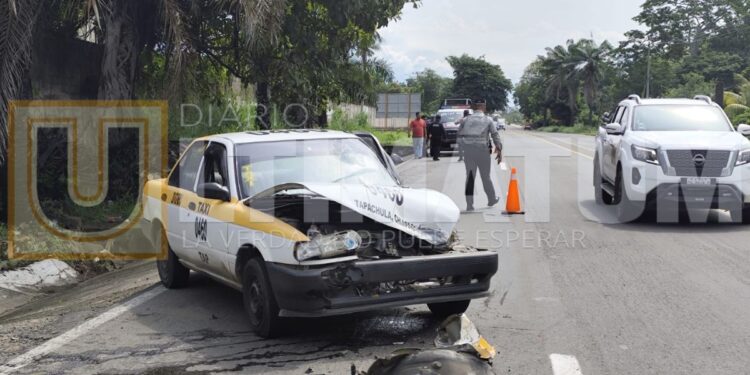 El conductor de un Tsuru quedó lesionado tras colisionar con un tortón que giró sin señalamiento.
