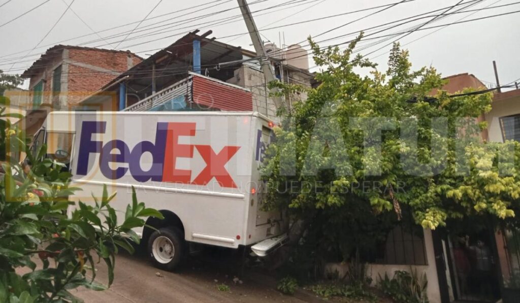 El conductor perdió el control en una pendiente resbalosa; no hubo heridos, pero los daños fueron considerables.
