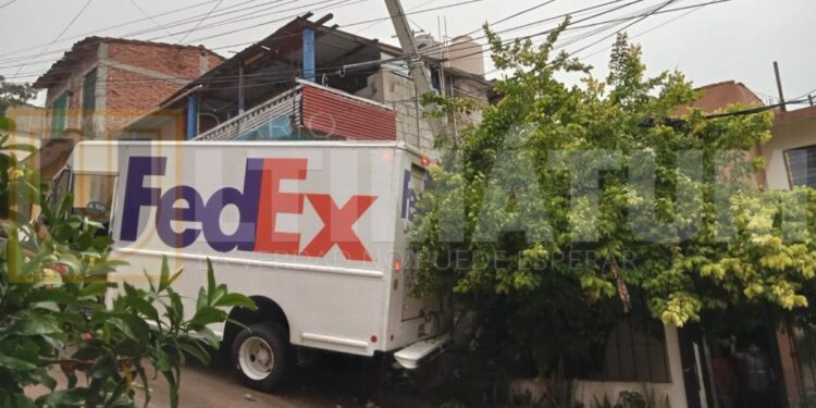 El conductor perdió el control en una pendiente resbalosa; no hubo heridos, pero los daños fueron considerables.