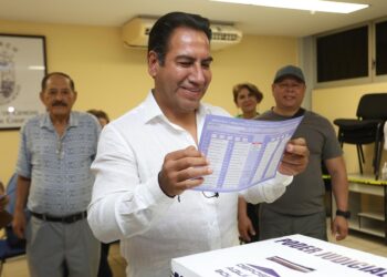 El gobernador destacó el hecho histórico de elegir jueces y pidió reglas más claras para próximos comicios.