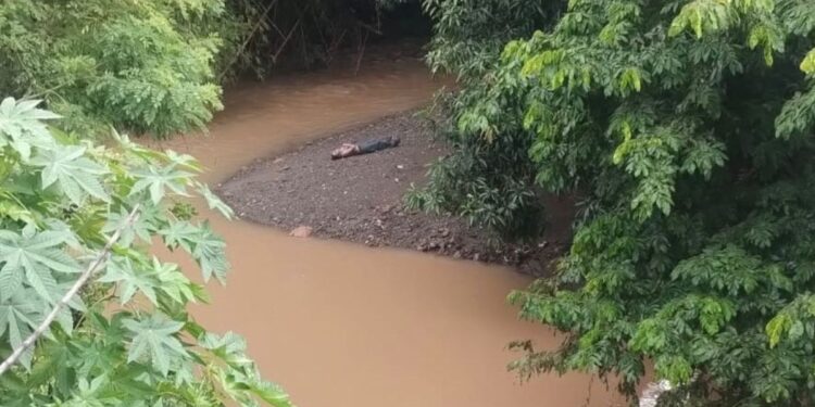 Fue arrastrado por el afluente tras las lluvias; la víctima no ha sido identificada.