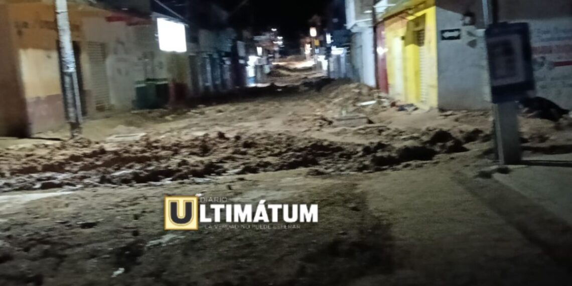 Habitantes exigen al alcalde Gaspar Sántiz acelerar la remodelación de una calle clave y evitar accidentes.