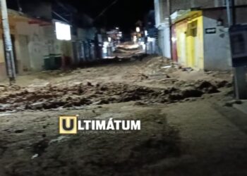 Habitantes exigen al alcalde Gaspar Sántiz acelerar la remodelación de una calle clave y evitar accidentes.