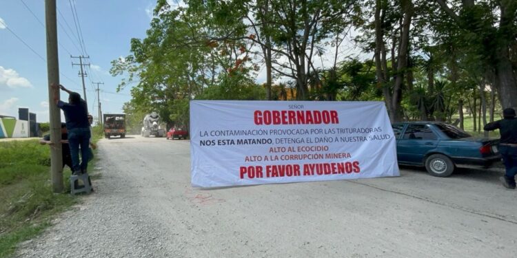 Vecinos de Terán bloquean paso a camiones por daño ambiental