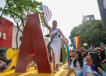 La comunidad LGBTTTIQ+ resignificó la palabra “mampo” en el MamPride 2025, una marcha histórica que celebró la diversidad con Alejandra Bogue como ícono y la presencia inédita de un gobernador.