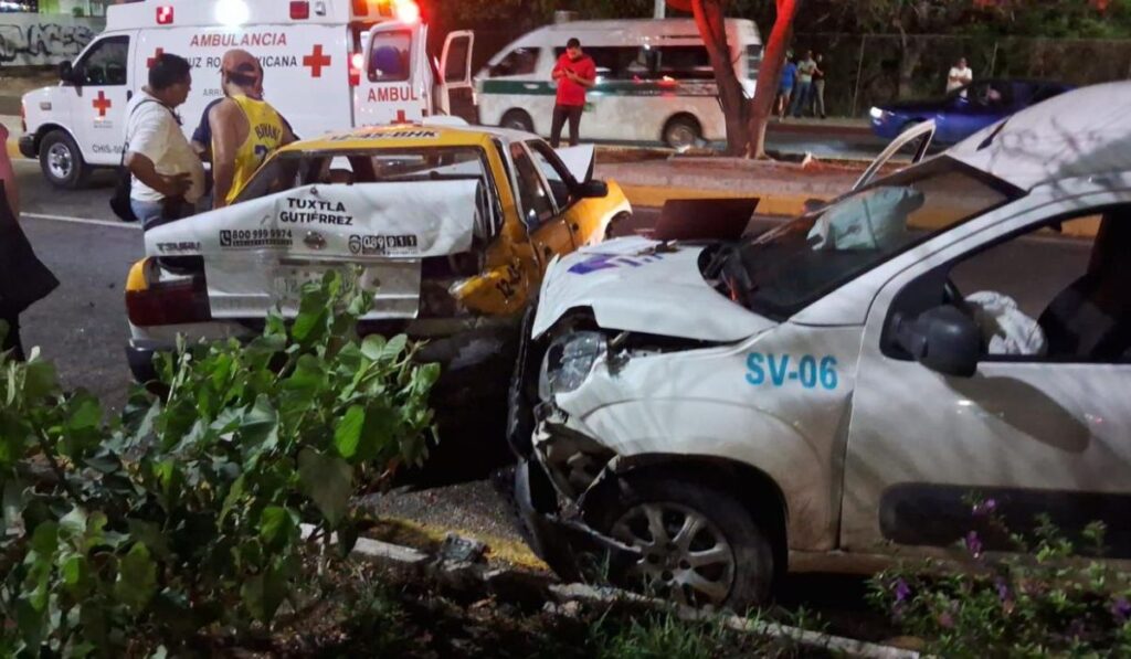 Una camioneta impactó a un taxi que terminó colisionando con otra unidad sobre el libramiento norte.