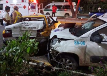 Una camioneta impactó a un taxi que terminó colisionando con otra unidad sobre el libramiento norte.