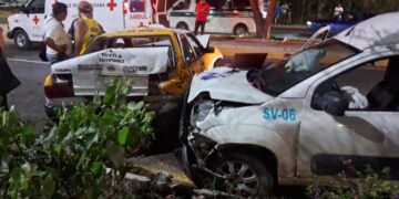 Una camioneta impactó a un taxi que terminó colisionando con otra unidad sobre el libramiento norte.