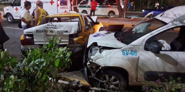 Una camioneta impactó a un taxi que terminó colisionando con otra unidad sobre el libramiento norte.