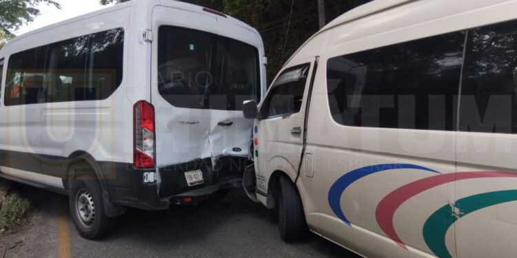 Una mujer fue hospitalizada y un menor resultó herido en un percance vial en Tapachula.