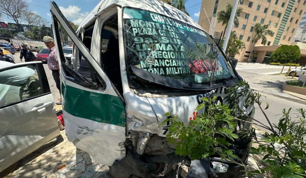Colectivo se estrelló contra un árbol tras ser impactado por una camioneta en el Periférico Sur.