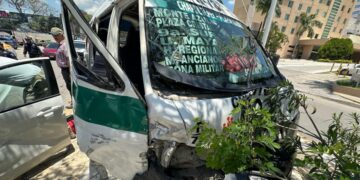 Colectivo se estrelló contra un árbol tras ser impactado por una camioneta en el Periférico Sur.