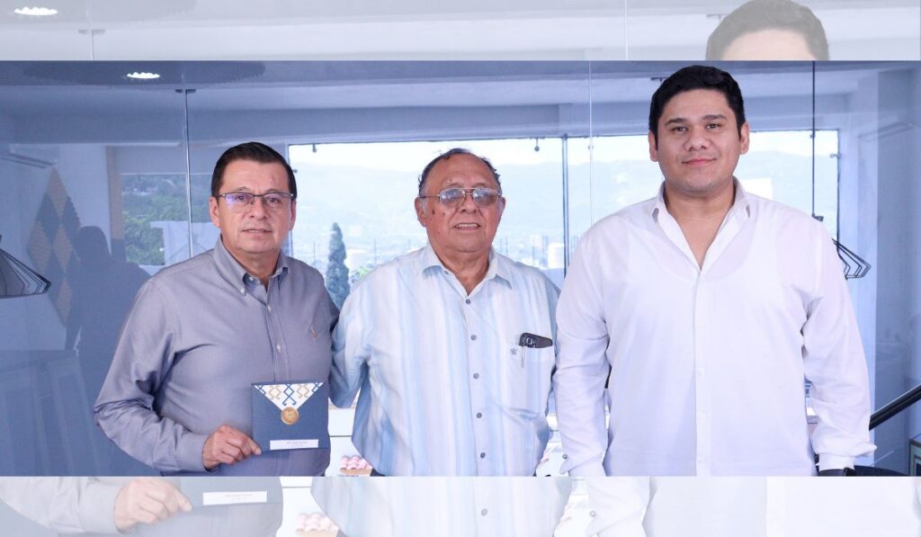 El maestro historiador, con 47 años de trayectoria dentro de la UNACH, consideró que a partir de ahora cada paso que dé un universitario, un funcionario, un trabajador, un estudiante debe estar enfocado a hacer valer, en los hechos, este concepto.