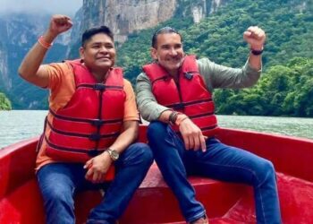 El Cantante y ganador de La Academia rindió protesta como suplente de Luis Armando Melgar.