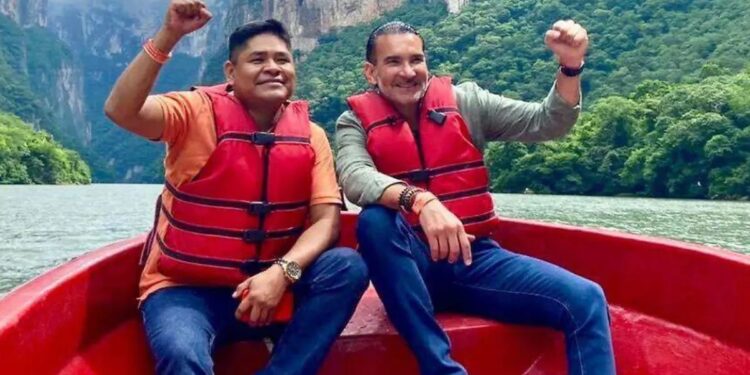 El Cantante y ganador de La Academia rindió protesta como suplente de Luis Armando Melgar.