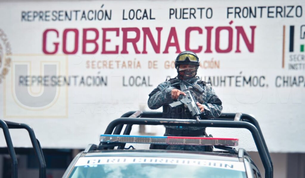 Tras el reciente enfrentamiento en la frontera entre el Grupo de Reacción Inmediata Pakal y presuntos integrantes de una célula delictiva, así como un ataque previo a elementos de la Policía Estatal, el gobierno federal ordenó el despliegue de aproximadamente 10 mil elementos del Ejército Mexicano en Chiapas, con el objetivo de blindar la franja limítrofe con Guatemala.