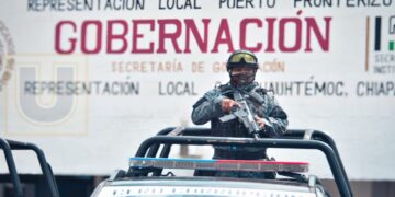 Tras el reciente enfrentamiento en la frontera entre el Grupo de Reacción Inmediata Pakal y presuntos integrantes de una célula delictiva, así como un ataque previo a elementos de la Policía Estatal, el gobierno federal ordenó el despliegue de aproximadamente 10 mil elementos del Ejército Mexicano en Chiapas, con el objetivo de blindar la franja limítrofe con Guatemala.