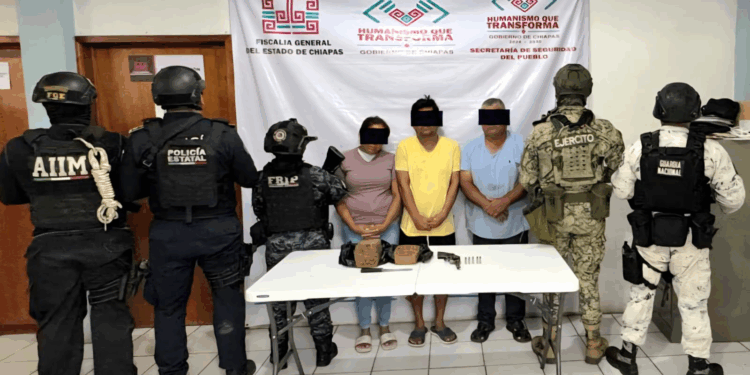detenidos narcóticos armas fuego Nuevo Amatenango, operativo interinstitucional Chiapas, seguridad fronteriza México, intervención fuerzas de seguridad, combate al narcotráfico Chiapas, aplicación Ley Federal de Armas de Fuego, patrullajes preventivos Chiapas, respuesta gubernamental seguridad, impacto social crimen organizado, medidas contra tráfico de drogas, control territorial frontera sur, acciones de seguridad pública, coordinación interinstitucional seguridad, impacto en seguridad regional, intervención policial Chiapas, refuerzo seguridad estatal, estrategia de seguridad México, justicia y seguridad Chiapas, medidas de protección ciudadana, vigilancia en zonas fronterizas