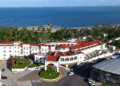 El emblemático hotel nació con el auge del turismo de playa, impulsado por Miguel Alemán Valdés. Su nombre  proviene del kimbundú y evoca refugio afro-portugués, dejando huella en la historia cultural del país.