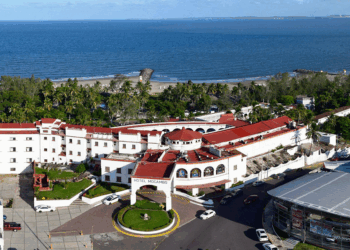 El emblemático hotel nació con el auge del turismo de playa, impulsado por Miguel Alemán Valdés. Su nombre  proviene del kimbundú y evoca refugio afro-portugués, dejando huella en la historia cultural del país.