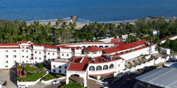 El emblemático hotel nació con el auge del turismo de playa, impulsado por Miguel Alemán Valdés. Su nombre  proviene del kimbundú y evoca refugio afro-portugués, dejando huella en la historia cultural del país.