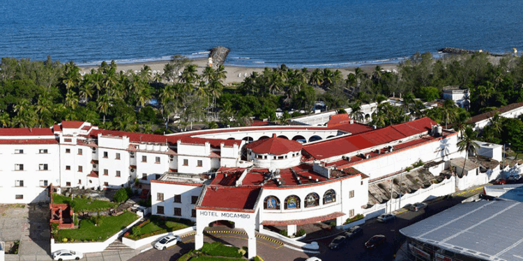 El emblemático hotel nació con el auge del turismo de playa, impulsado por Miguel Alemán Valdés. Su nombre  proviene del kimbundú y evoca refugio afro-portugués, dejando huella en la historia cultural del país.