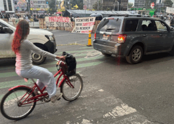Un grupo reducido de estudiantes de Mactumactzá se manifiesta en Reforma e Insurgentes.