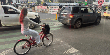 Un grupo reducido de estudiantes de Mactumactzá se manifiesta en Reforma e Insurgentes.