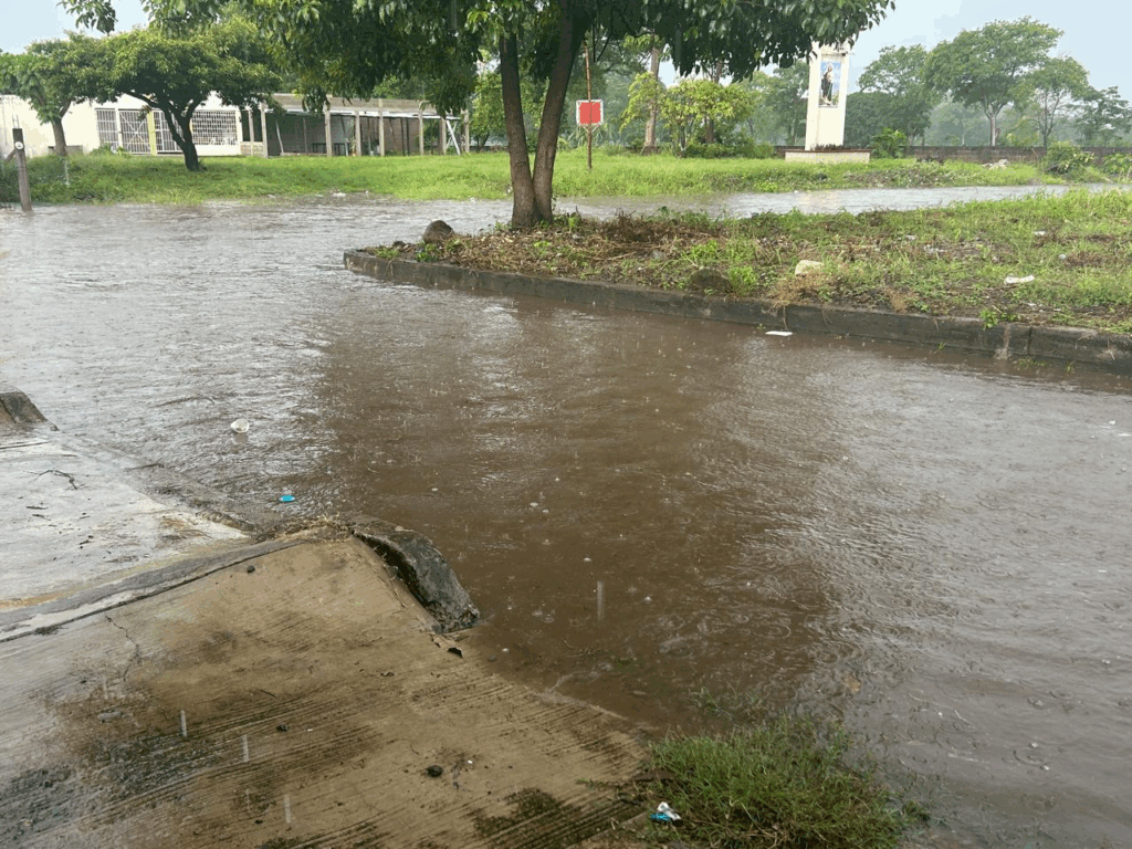 Fuertes precipitaciones provocaron brotes de drenaje y calles convertidas en ríos este lunes.