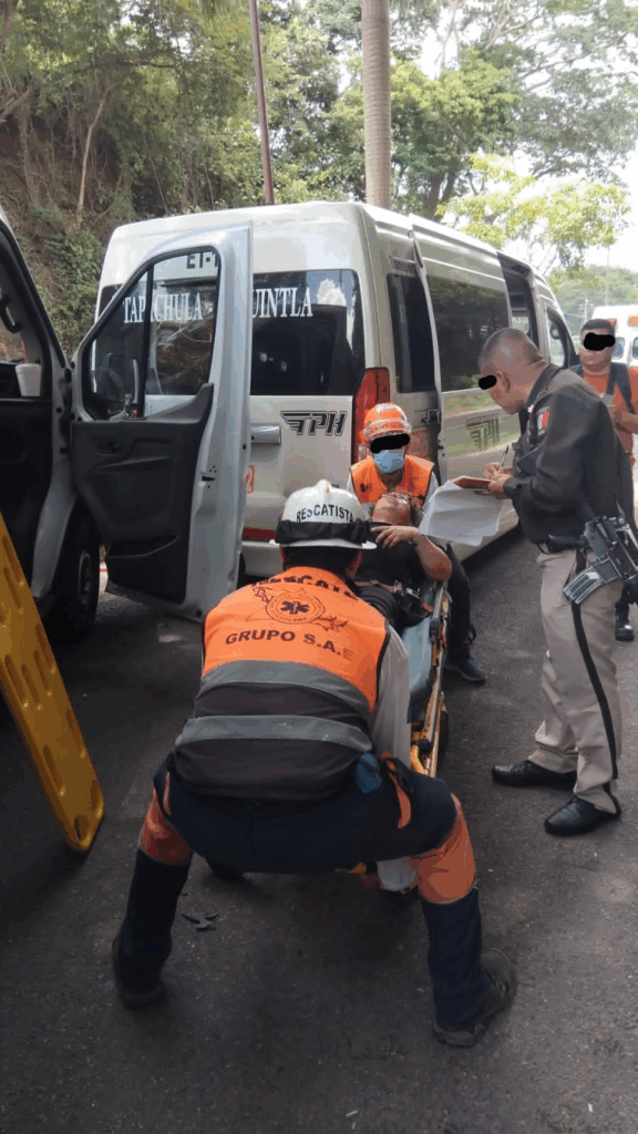 Una mujer fue hospitalizada y un menor resultó herido en un percance vial en Tapachula.