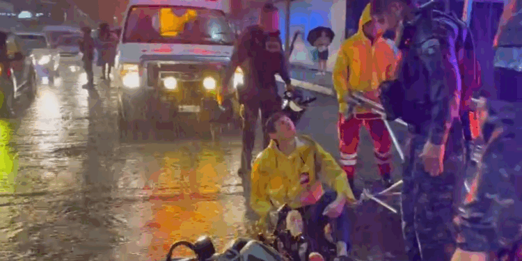 Motociclista derrapa tras maniobra evasiva; el responsable huyó del lugar