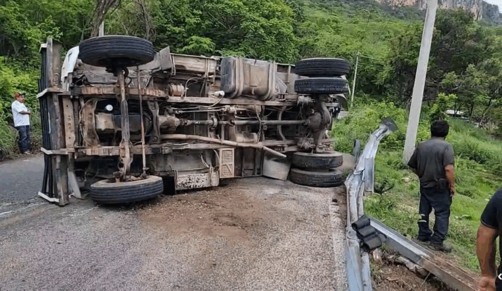 Exceso de velocidad y pavimento mojado habrían provocado el accidente.