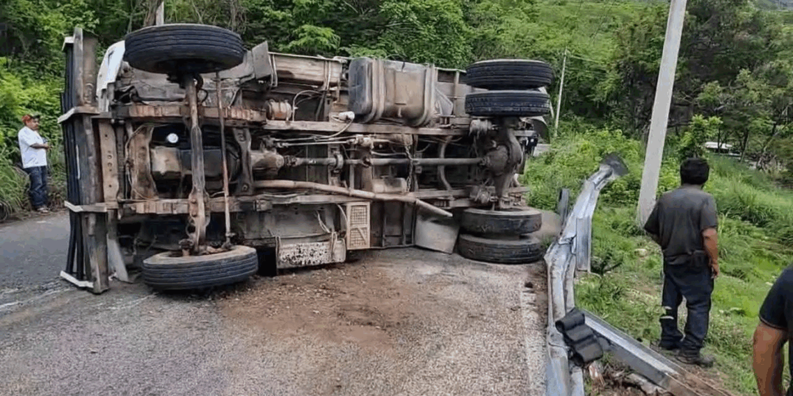 Exceso de velocidad y pavimento mojado habrían provocado el accidente.